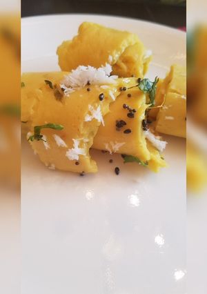 A picture of Khandvi.