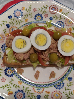 Una foto de Torrada de atún verduras, huevo, y conservas