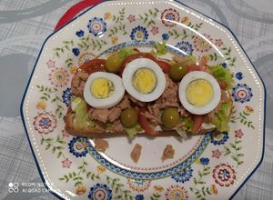 Foto principal de Torrada de atún verduras, huevo, y conservas