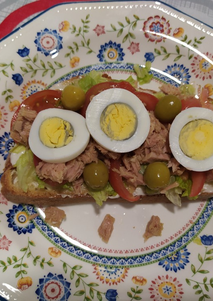 Una foto de Torrada de atún verduras, huevo, y conservas