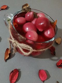 عکسی از دستور ترشی پیاز قرمز