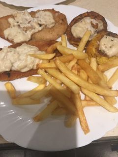 Una foto de Milanesas de Pollo con Salsa Blanca con Coliflor Gratinado