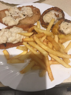 Una foto de Milanesas de Pollo con Salsa Blanca con Coliflor Gratinado