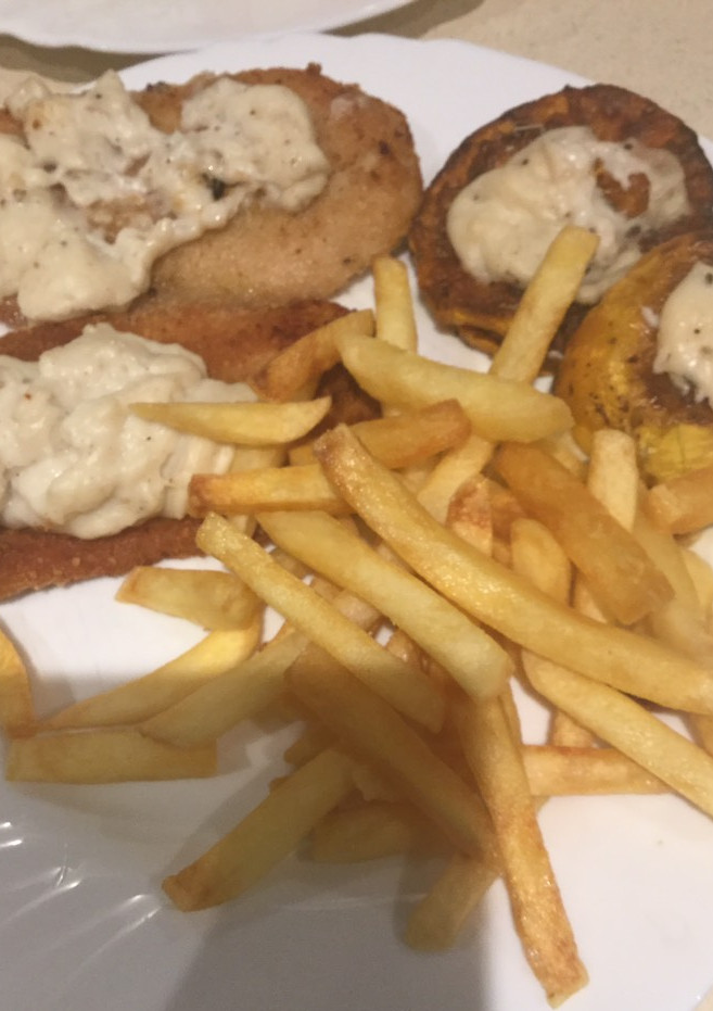 Una foto de Milanesas de Pollo con Salsa Blanca con Coliflor Gratinado