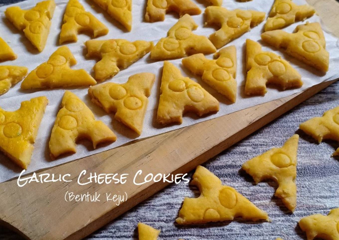 Garlic Cheese Cookies (Bentuk Keju)
