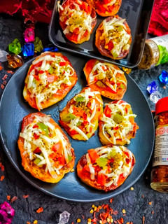 मिनी चीज़ी आलू पिज़्ज़ा (Mini cheesy Aloo pizza recipe in Hindi) रेसिपी मुख्य फोटो
