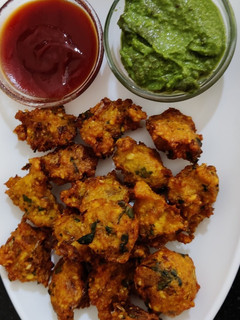 मुंगदाल पकौड़ी (moong dal pakodi recipe in Hindi) रेसिपी मुख्य फोटो