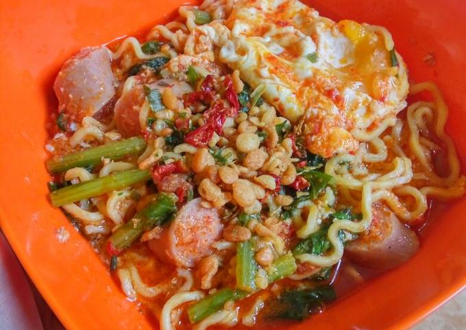 Indomie goreng ayam geprek 'dikuahi'