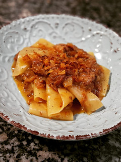 Una foto de Pasta con salsa de rabo de ternera y cebolla caramelizada