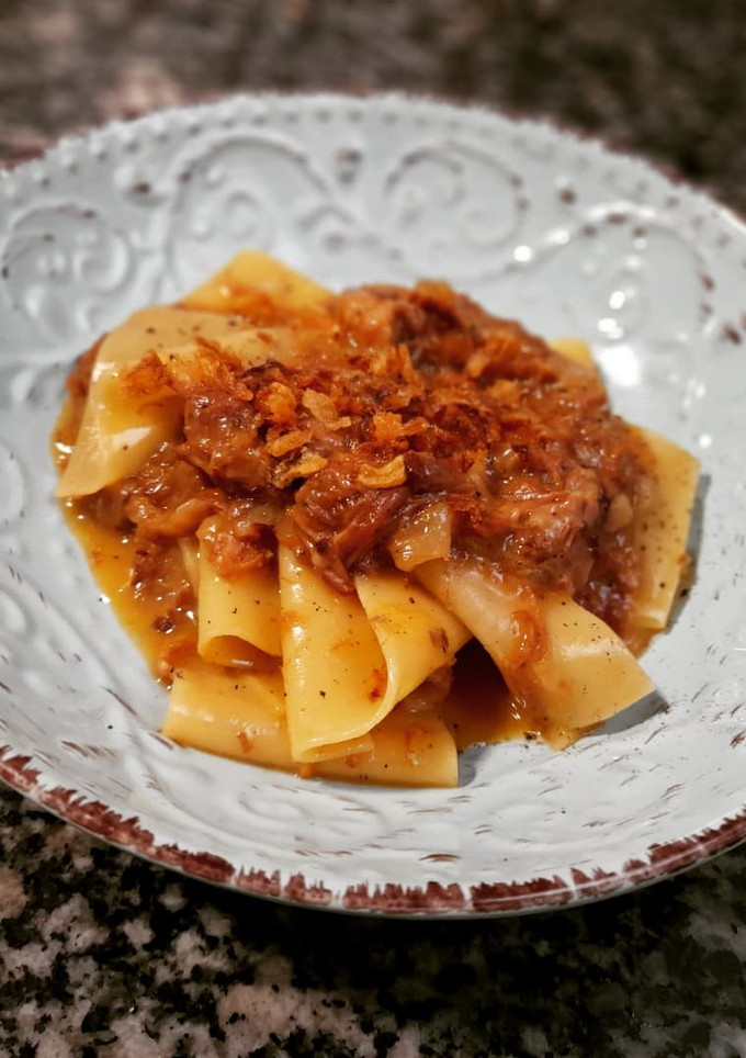 Una foto de Pasta con salsa de rabo de ternera y cebolla caramelizada