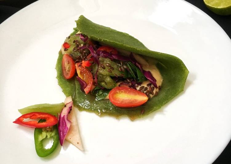 Spinach pancake with spicy salad