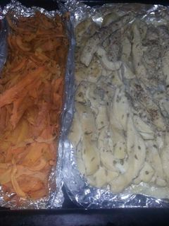Una foto de Tiritas de pollo con vegetales al horno -sin sal
