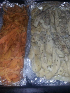 Una foto de Tiritas de pollo con vegetales al horno -sin sal
