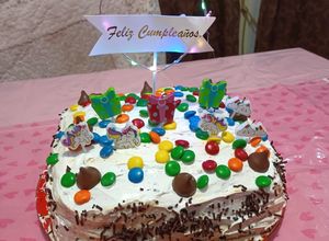 Una foto de Torta de manjar cubierta de merengue suizo