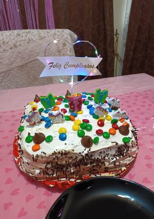 Una foto de Torta de manjar cubierta de merengue suizo