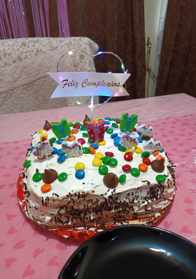 Una foto de Torta de manjar cubierta de merengue suizo