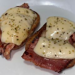 A picture of Garlic Bread with Ham and Cheese.