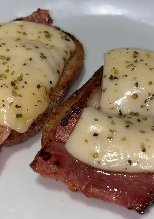 A picture of Garlic Bread with Ham and Cheese.