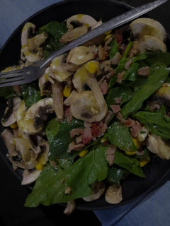 Una foto de Ensalada de espinacas con tocino
