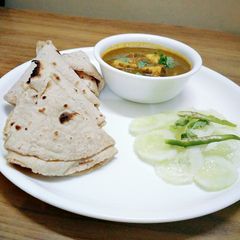 A picture of Healthy palak paneer with roti and salad.