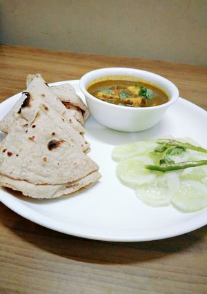 A picture of Healthy palak paneer with roti and salad.
