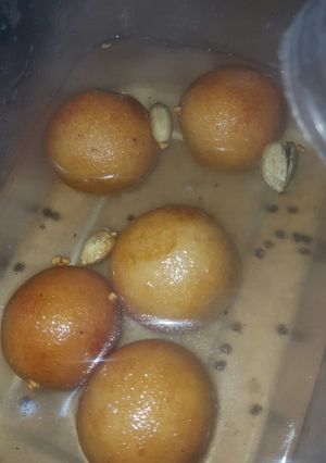 A picture of Gulab jamon.