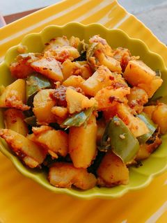 आलू शिमला मिर्च की सब्जी (Aloo shimla mirch ki sabzi recipe in Hindi) रेसिपी मुख्य फोटो