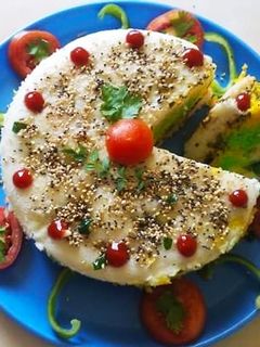 वेज सेमोलीना चीज़ी ढोकला (Veg semolina cheese dhokla recipe in hindi) रेसिपी मुख्य फोटो