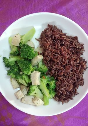 Hình của món Bông cải xào ức gà_ cơm gạo lứt (eat clean) 🥦.