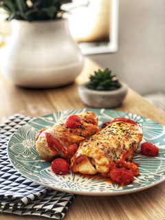 Una foto de Gratinado de pollo en hasselback con tomates cherry
