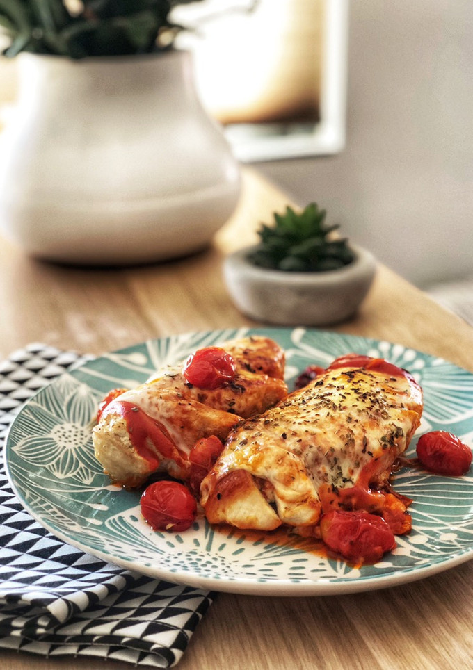 Una foto de Gratinado de pollo en hasselback con tomates cherry