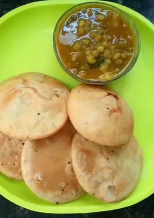A picture of Crispy Gram flour and Onion Kachori.
