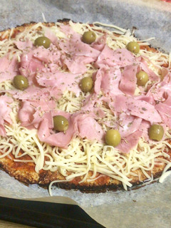 Una foto de Pizza sin lácteos y con base de coliflor