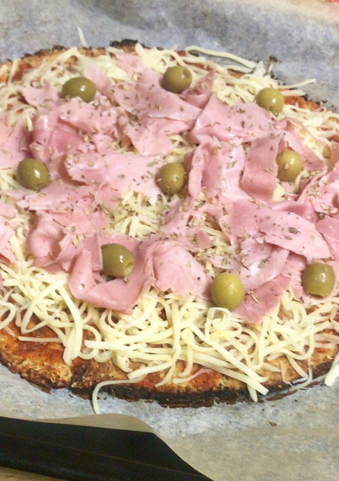 Una foto de Pizza sin lácteos y con base de coliflor