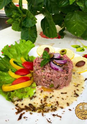 Foto di Tartare di chianina alle olive con salsa al gorgonzola e tartufo