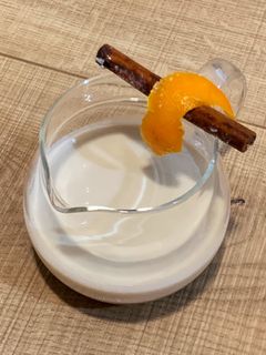 Una foto de Leche infusionada con azúcar moreno: leche con canela y naranja