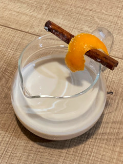 Una foto de Leche infusionada con azúcar moreno: leche con canela y naranja