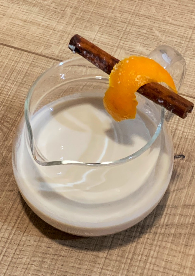 Una foto de Leche infusionada con azúcar moreno: leche con canela y naranja