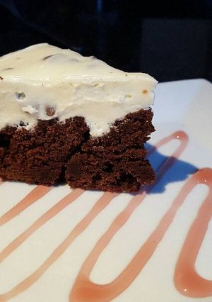 A picture of Brownie cheesecake.