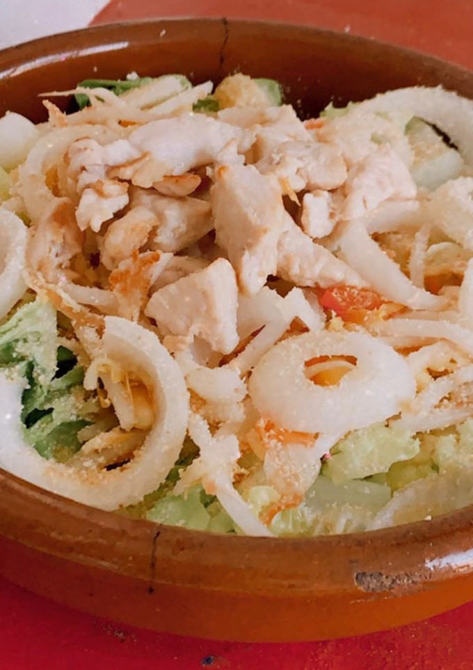 Una foto de Ensalada fresca ¡ideal para este tiempo!😍🥬