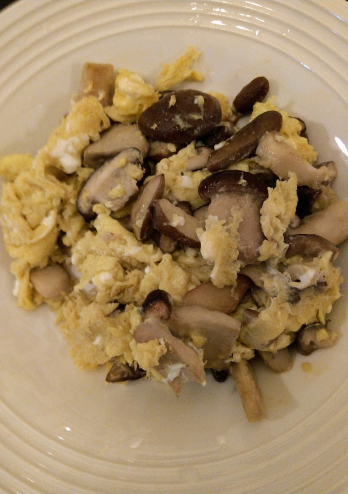 鮮菇炒蛋（低醣生酮餐）（家常菜）（10分鐘快速料理）（簡單料理）（清冰箱料理） 的食譜成品照片