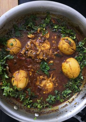 चेट्टीनाड अंडा करी (Chettinad anda curry recipe in marathi) रेसिपी चे मुख्य फोटो
