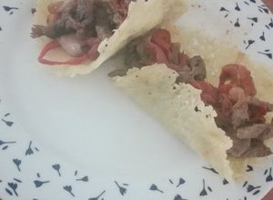 Una foto de Tacos con tortillas de queso