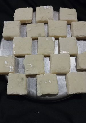 खोया की बर्फी (Khoya ki barfi recipe in hindi) रेसिपी मुख्य फोटो