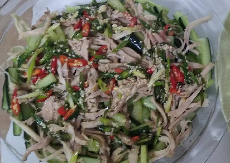 Recipe of Ultimate Chicken salad with mint and toasted sesame seeds