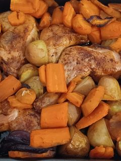 Sült csirkecombok sült zöldségekkel🍗🧄🥕🥔🧅 recept fotója
