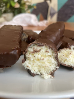 Una foto de Bolitas/barras de coco rallado bañadas en chocolate ❤️