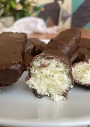 Una foto de Bolitas/barras de coco rallado bañadas en chocolate ❤️