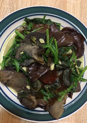 菠菜佐皮蛋黑木耳 的食譜成品照片