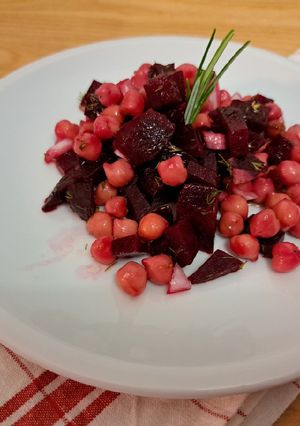 O poză a rețetei Salată cu sfecla roșie și năut.